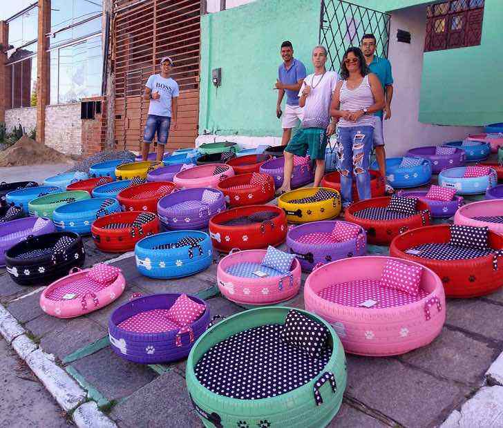 Joven transforma viejos neumáticos en bellas camas para animales. Ayuda al planeta de forma creativa