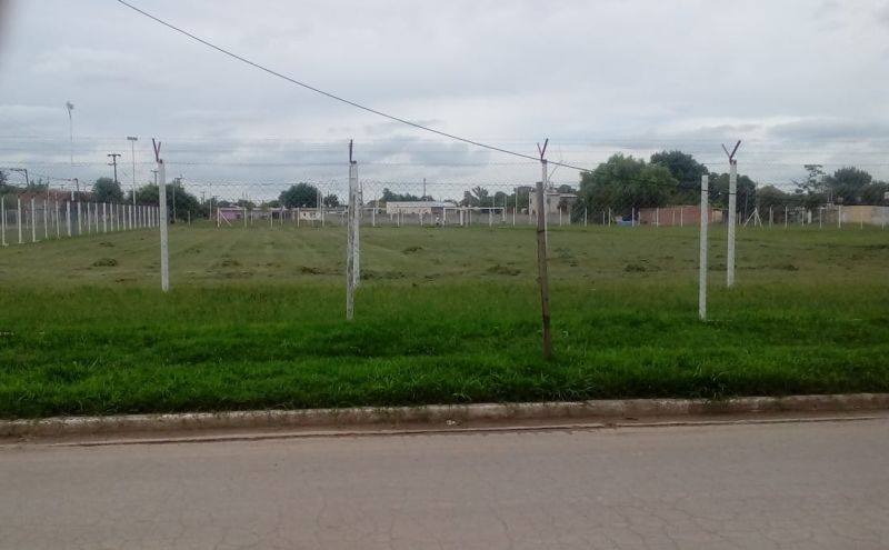 Corte de pasto en la flamante cancha de «La Fundi»
