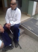 Se encadenó en el hospital pidiendo que lo atiendan