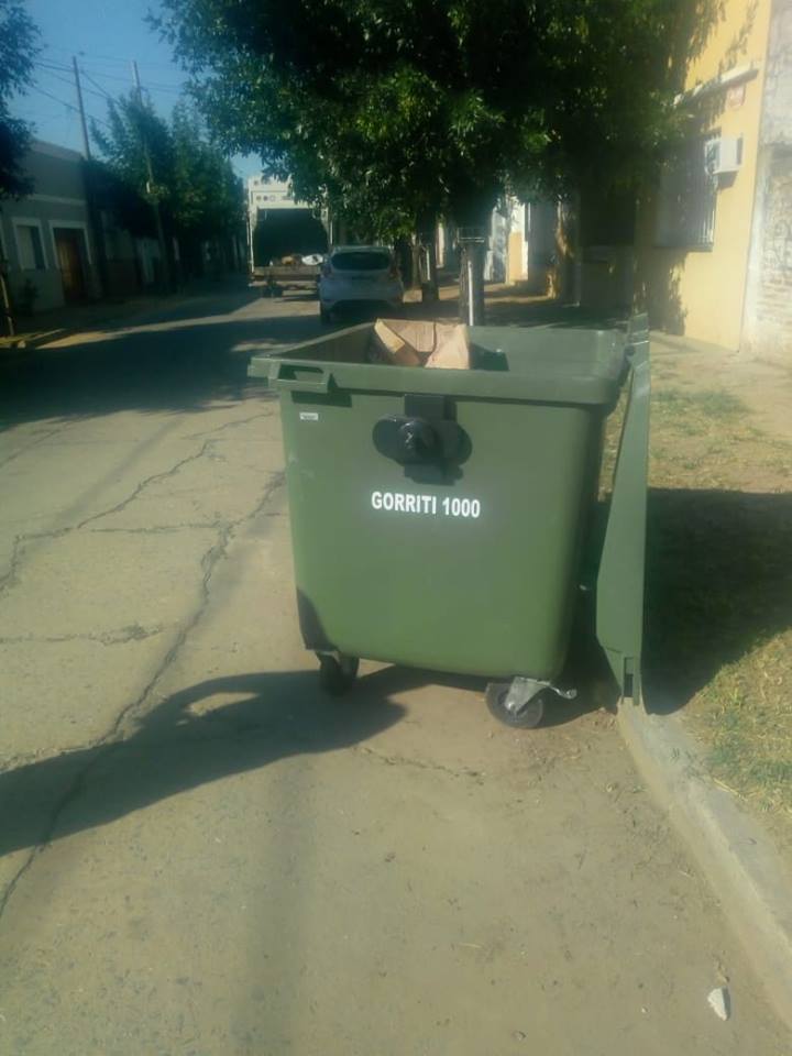 Contenedores: Vecinos que los siguen usando para otra cosa