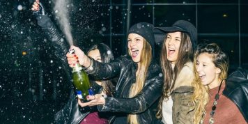 Por qué se comen 12 uvas a la medianoche y el origen de otras tradiciones de Año Nuevo en América Latina