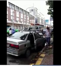 Dejaron encerrado al hijo dentro del auto y lo rescataron inconsciente
