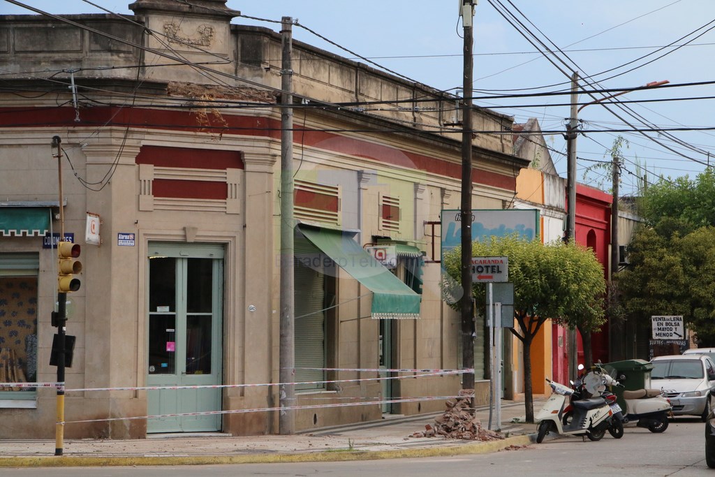 Cayó un trozo de cornisa del frente de un tradicional comercio