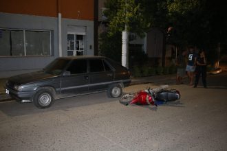 Accidente en Medrano y San Martín: Se chocó un auto estacionado
