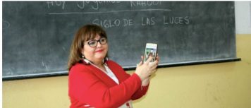 Cómo trabaja la docente argentina que promueve el uso del celular y compite por el “Nobel de la enseñanza”