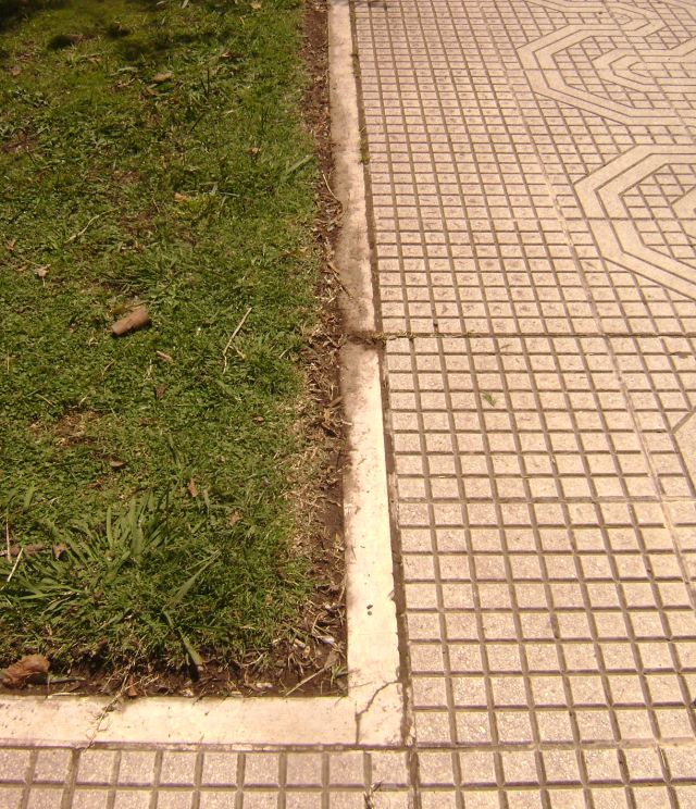 Recortaron pasto y follaje en la Plaza Colón