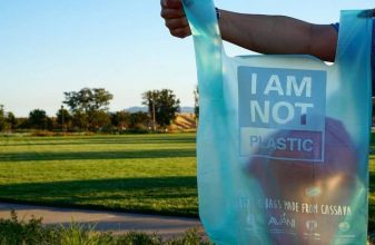 Revolución ecológica: crearon bolsas hechas de mandioca que se convierten en agua y son comestibles