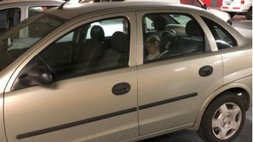 Dejó a su hija encerrada en el auto y se fue de compras