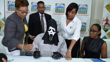 Ganó la lotería y se disfrazó para no compartir el premio con su familia