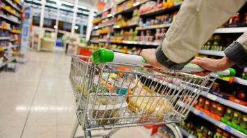 La canasta básica aumentó más que la inflación: una familia necesitó en enero $26.443 para no ser pobre