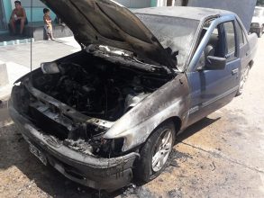 Bomberos: Se incendió un auto en el mediodía del domingo