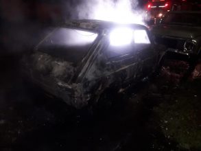 Bomberos: Dos autos tomaron fuego en la madrugada de hoy