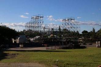 Febrero Festivalero: Comenzó el armado de la estructura del escenario mayor