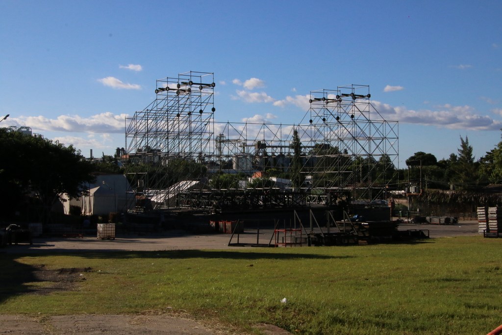 Febrero Festivalero: Comenzó el armado de la estructura del escenario mayor