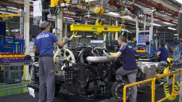 Crisis automotriz: Fiat deja de producir cajas de cambio en el país y Volkswagen suspende a 300 operarios