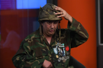 Un héroe argentino recuperó el casco que le salvó la vida en Malvinas: «Gracias a él estoy acá»