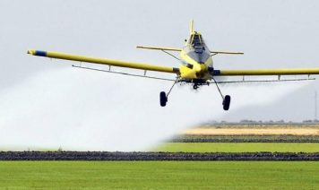 Una avioneta fumigó sobre escuelas rurales en Exaltación de la Cruz
