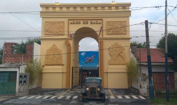 En Ituzaingó construyeron un «Arco de Triunfo» en homenaje a Carlitos Balá