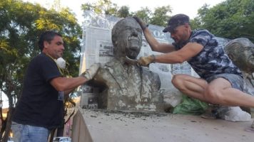 Plaza Mitre: Realizaron mantenimiento a los bustos de Illia y Alfonsín