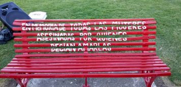 Violencia de género: Se pintó el banco Rojo en la Plaza Colón