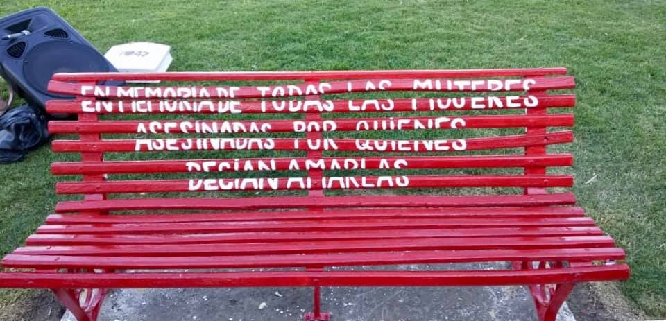 Violencia de género: Se pintó el banco Rojo en la Plaza Colón