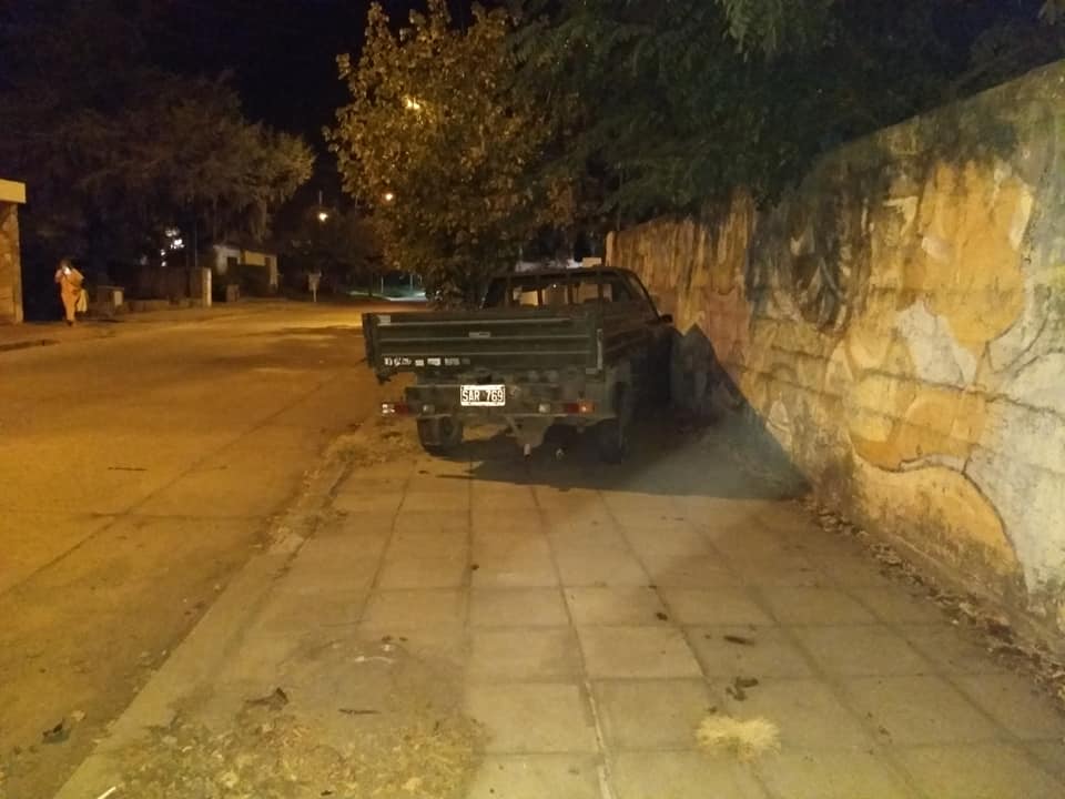 Colombres al 1300: Chocan una camioneta y la suben a la vereda