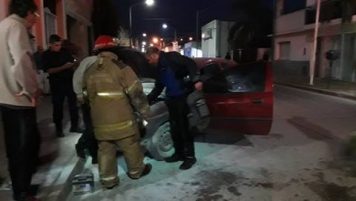 Bomberos: Incendio de un vehículo en pleno centro
