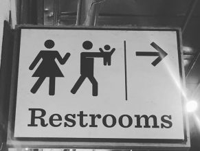 Un hombre exige cambiadores para bebés en baños para hombres y su pedido se hace viral