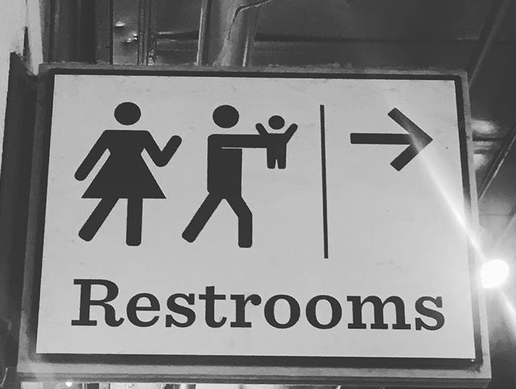 Un hombre exige cambiadores para bebés en baños para hombres y su pedido se hace viral