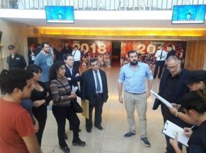 La Policía realizó pericias en el teatro en el que Sergio Denis cayó del escenario