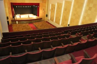 Reabrió el teatro donde se cayó Sergio Denis