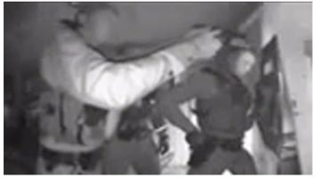 El momento en que policías irrumpieron en la casa de un niño sin vacunar para llevarlo al doctor