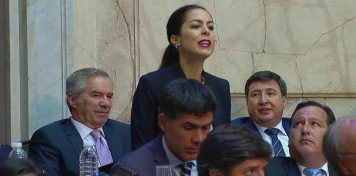 El Gobierno denunciará a la «falsa diputada» por haber interrumpido el discurso de Mauricio Macri