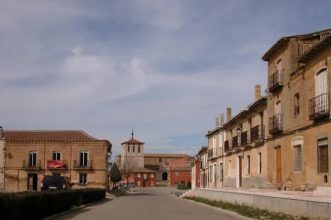 Misterio en un pueblo de España: aparecen sobres con plata en las puertas de las casas