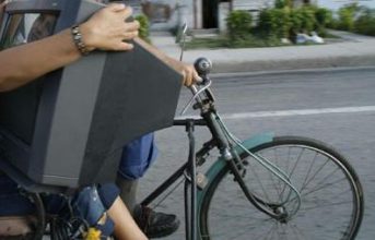 Policiales: Robaba un TV en bicicleta y el dueño lo detuvo