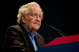 La posverdad y las fake news, según Noam Chomsky
