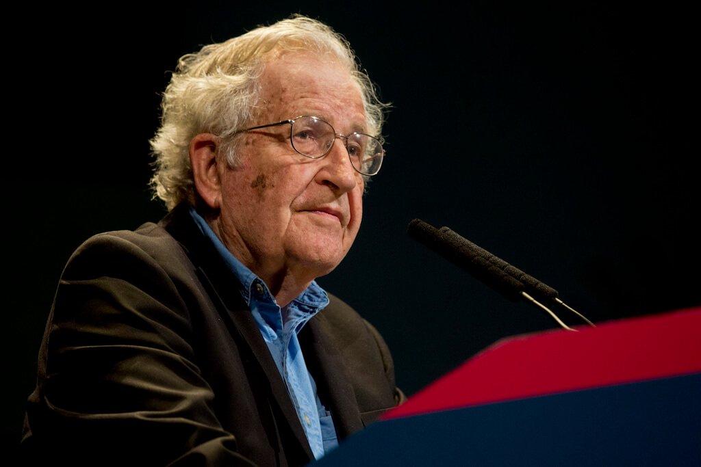 La posverdad y las fake news, según Noam Chomsky