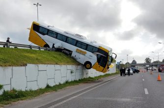 Un micro quedó colgando de un puente en la autopista Rosario – Santa Fe