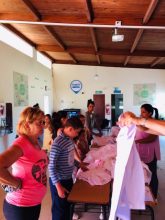 Entrega de copas de leche y guardapolvos