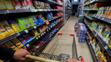 Mientras negocian con el Gobierno, las empresas suben precios hasta un 10%