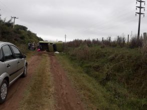 Bomberos: Volcó una camioneta en un camino rural