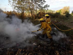 Bomberos: Incendio de montículos de ramas y basura