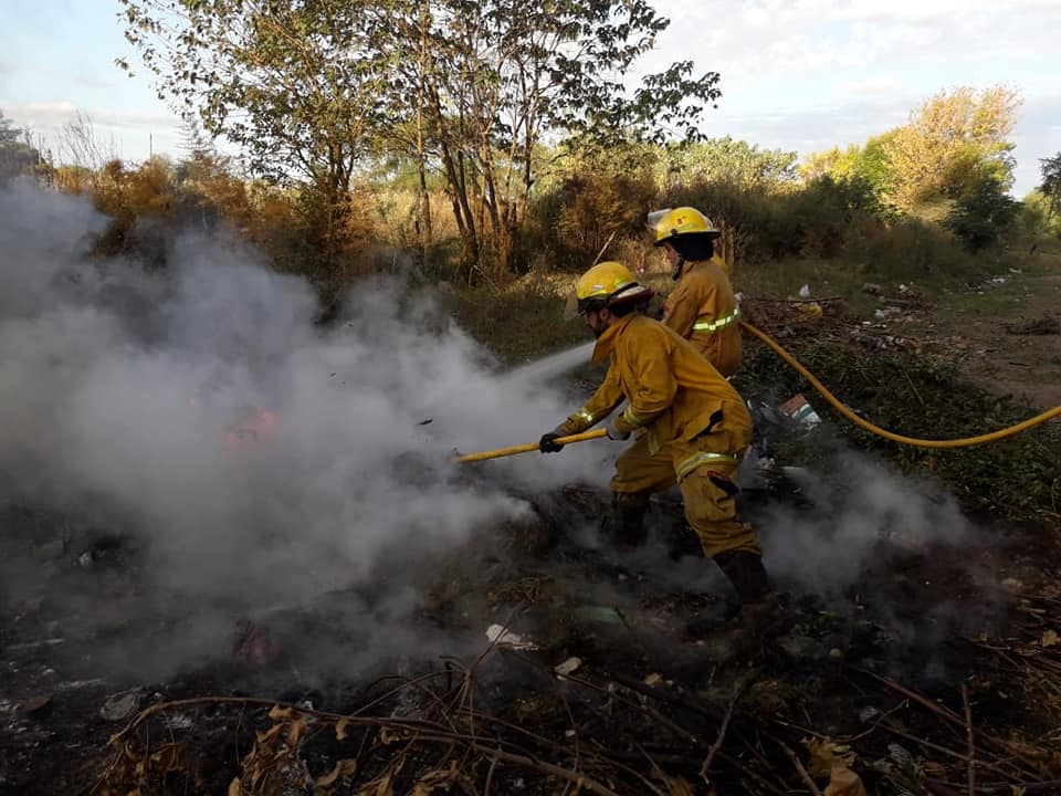 Bomberos: Incendio de montículos de ramas y basura