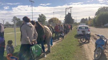 Mucha gente fue a comprar al camión de ofertas