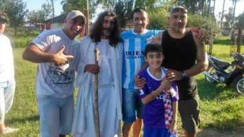 «El Mechudo» Albornoz, el candidato a concejal que se disfraza de Jesús para buscar votos en Tucumán