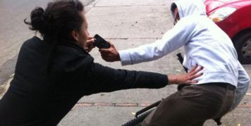 Policiales: Para robarle el celular la empujaron contra la pared