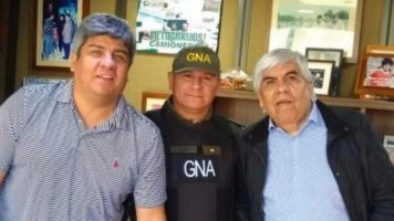 Pasaron a disponibilidad a un gendarme que se sacó una foto con Hugo y Pablo Moyano