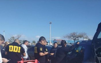 Copiaban datos de tarjetas de crédito, realizaban compras online en hipermercados y vendían la mercadería en un almacén