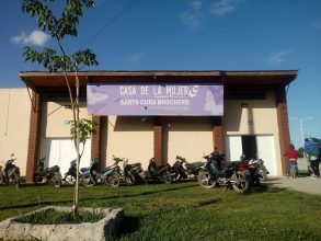 Rompen las rejas para intentar ingresar a la Casa de La Mujer