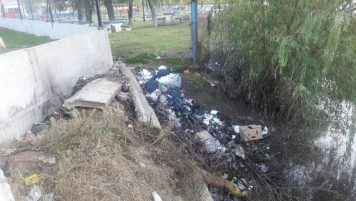 Basura: El estado de un zanjón que da al río